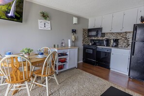 雪櫃、微波爐、焗爐、爐具