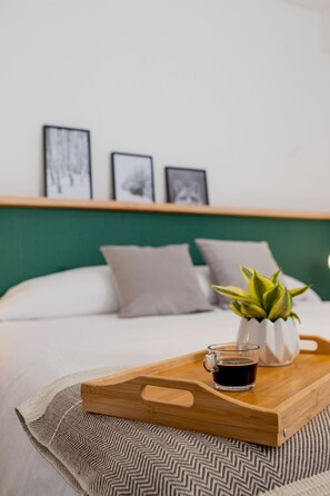 2 chambres, coffres-forts dans les chambres, fer et planche à repasser