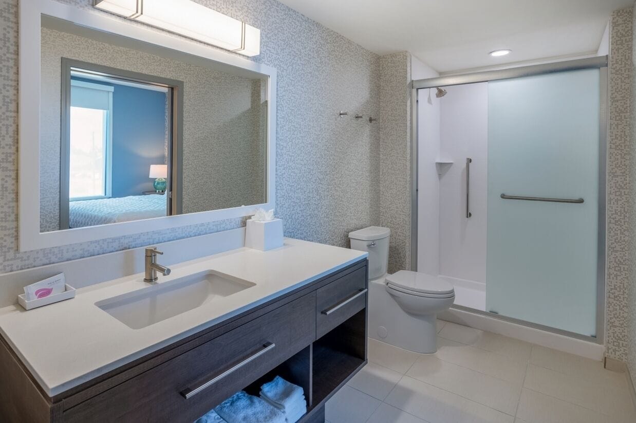 studio suite, 1 king bed | bathroom | bathtub, towels