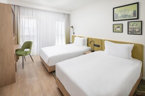 Twin Room | Minibar, in-room safe, desk, laptop workspace - Hampton by Hilton Targu Mures (Targu Mures)