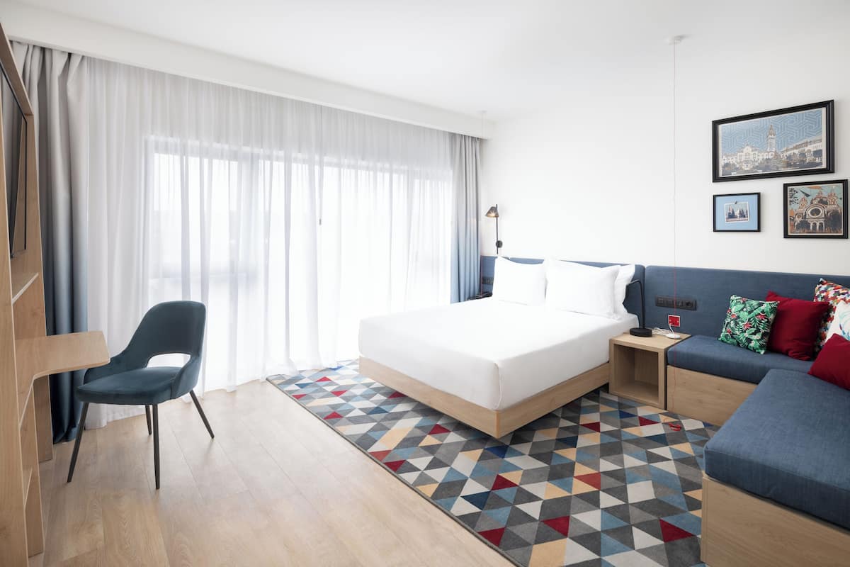 Habitación, 1 cama Queen size, con acceso para personas discapacitadas | Minibar, caja de seguridad en la habitación y escritorio