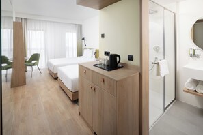 Minibar, in-room safe, desk, laptop workspace - Hampton by Hilton Targu Mures (Targu Mures)