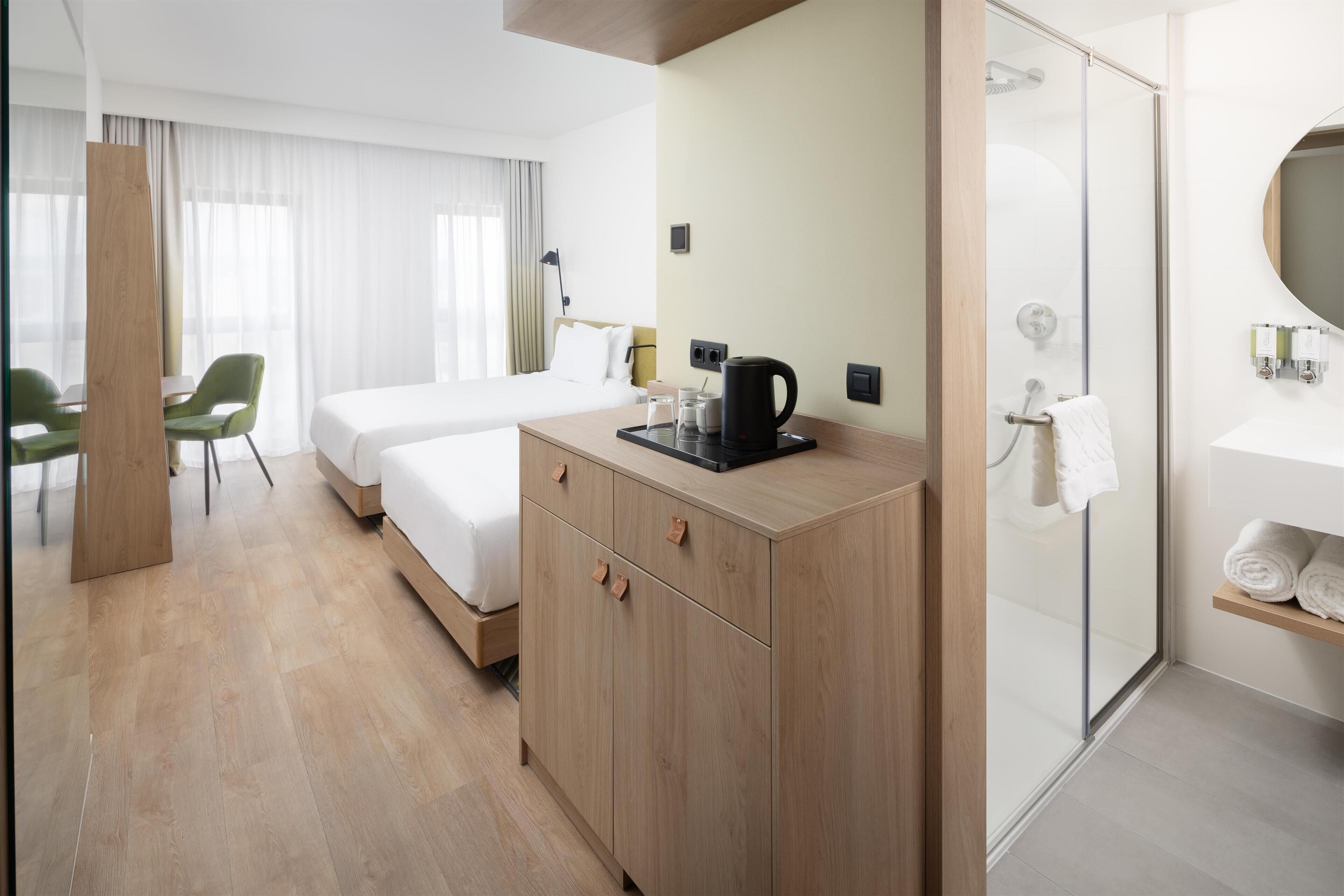 Twin Room | Minibar, in-room safe, desk, laptop workspace