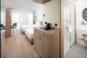 雙床房 | 迷你吧、客房內保險箱、書桌、筆電工作空間