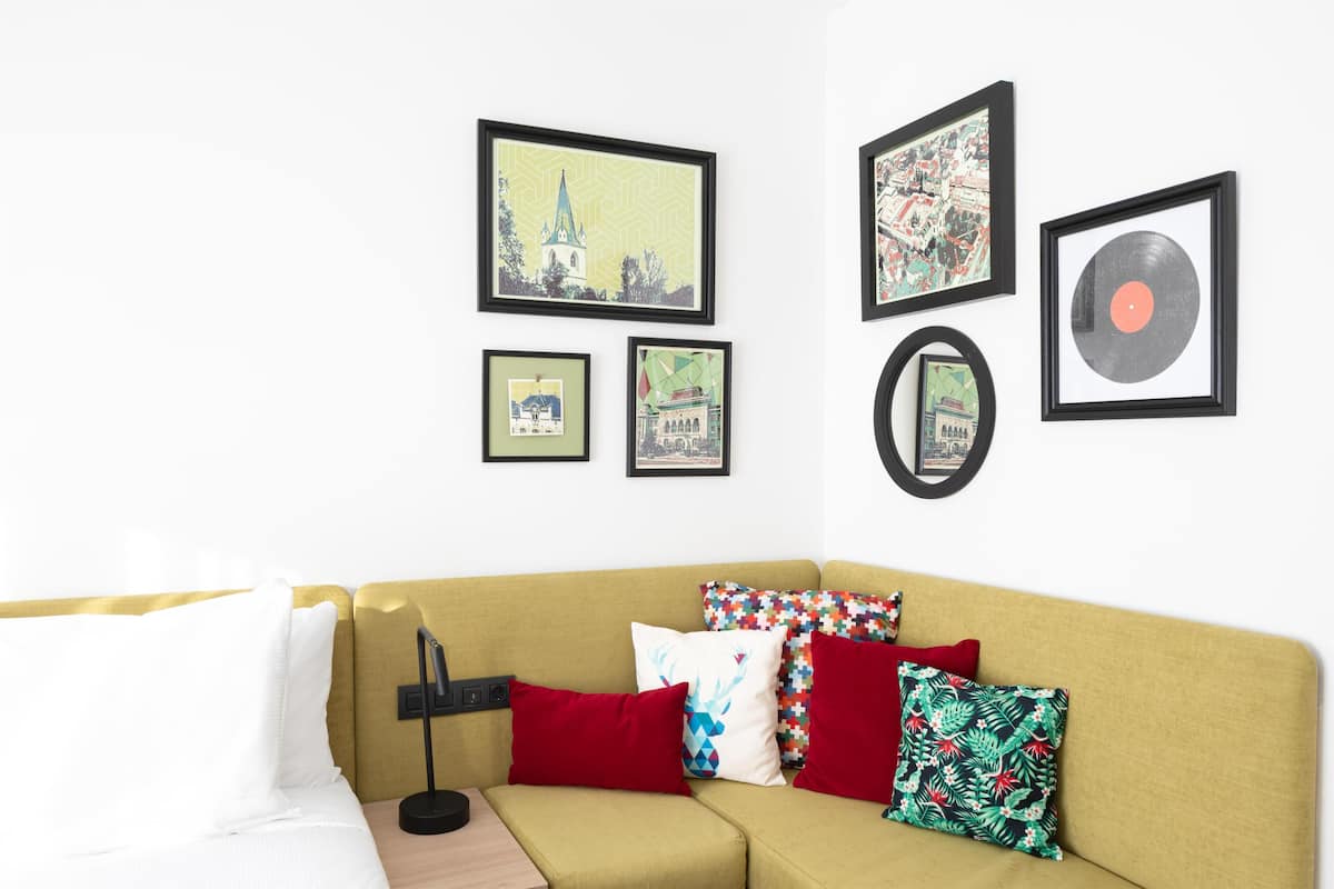 Room, 1 King Bed | Living area