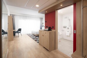 Rom, 1 queensize-seng | Bad | Dusj, regndusjhode, hårføner og håndklær