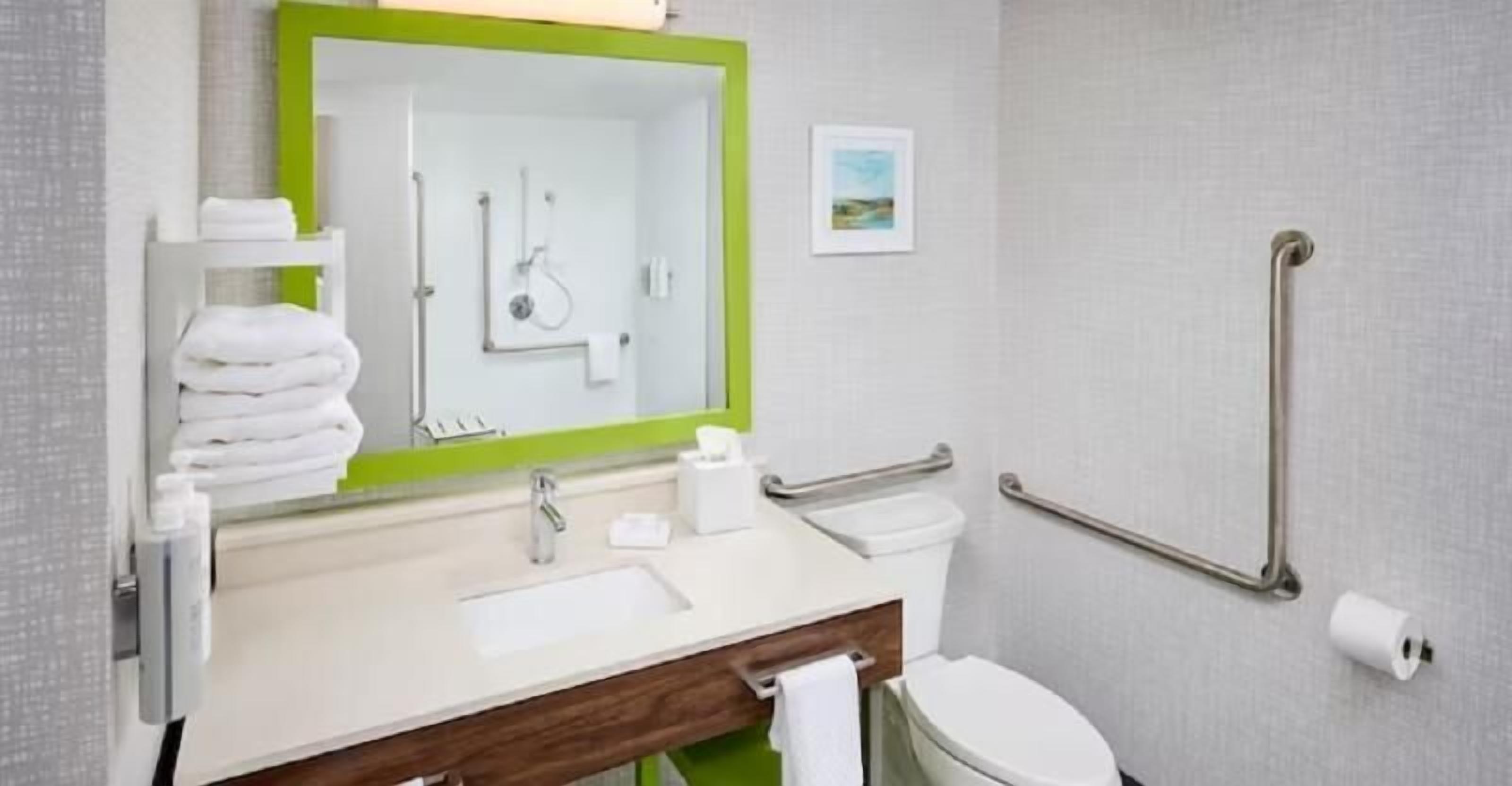 Badezimmer | Kostenlose Toilettenartikel, Haartrockner, Handtücher, Seife