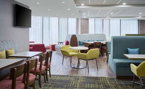 Café da manhã com buffet grátis todos os dias