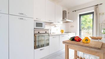 Kühlschrank, Mikrowelle, Ofen, Geschirrspüler