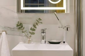 Articles de toilette de luxe, sèche-cheveux, serviettes fournies, savon