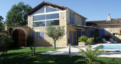 Studio Gîte Prés du Château de Bonaguil Dans une Maison en Pierres