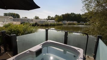 Deluxe Mobile Home, Private Bathroom, Lake View | Outdoor spa tub