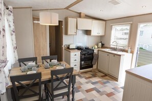 Deluxe Mobile Home, Private Bathroom, Lake View | Shared kitchen - Rosedale Lakeside Lodge (Cirencester)