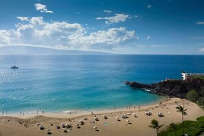Plage, chaises longues, serviettes de plage