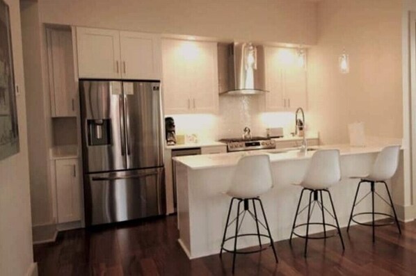 Refrigerador, microondas, horno, placa de cocina