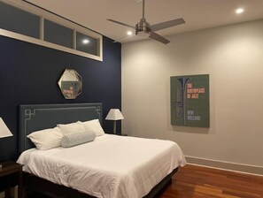 2 quartos, escrivaninha, ferros/tábuas de passar roupa, berço de viagem