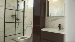 Dusche, Haartrockner, Handtücher, Seife