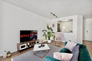 Smart TV, fireplace - Luxurious 1bdr APR in heart of MDR,Free parking,Pool,Hot tub,Steps To Ocean (Marina del Rey)