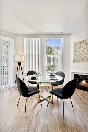 Dining - Luxurious 1bdr APR in heart of MDR,Free parking,Pool,Hot tub,Steps To Ocean (Marina del Rey)