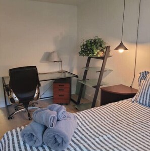 2 habitaciones, escritorio, tabla de planchar con plancha y wifi gratis