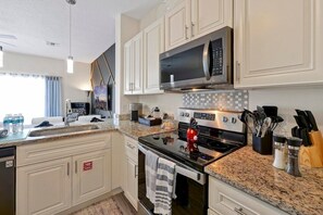 Coffee/tea maker, fridge, microwave, oven - Magical serenity 3 bedroom pool home (Four Corners)