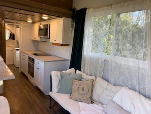 Living area - Luxury 3-Bedroom Tiny House-Sleeps Six People! (Tampa)
