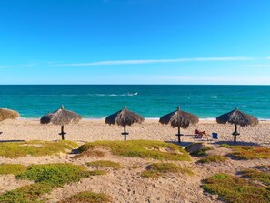 Plage, chaises longues, serviettes de plage