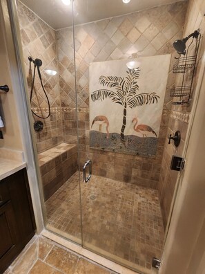 Dusche, Haartrockner, Handtücher, Seife