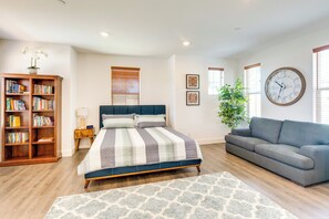 Desk, iron/ironing board, WiFi, bed sheets