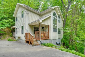 Exterior - Pool Access & Hot Tub! Smoky Mtn Gatlinburg Cabin (Gatlinburg)