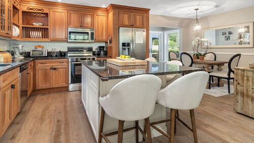 Enjoy a lovely summer retreat in Sag Harbor Village, 1 mile to Main Street