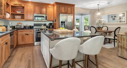 Enjoy a lovely summer retreat in Sag Harbor Village, 1 mile to Main Street