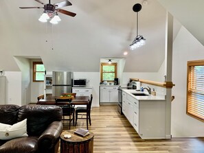 Fridge, microwave, oven, stovetop - Perfect for Two! The Loft at Oak Hill, Fairview 30min from Nashville or Franklin (Fairview)