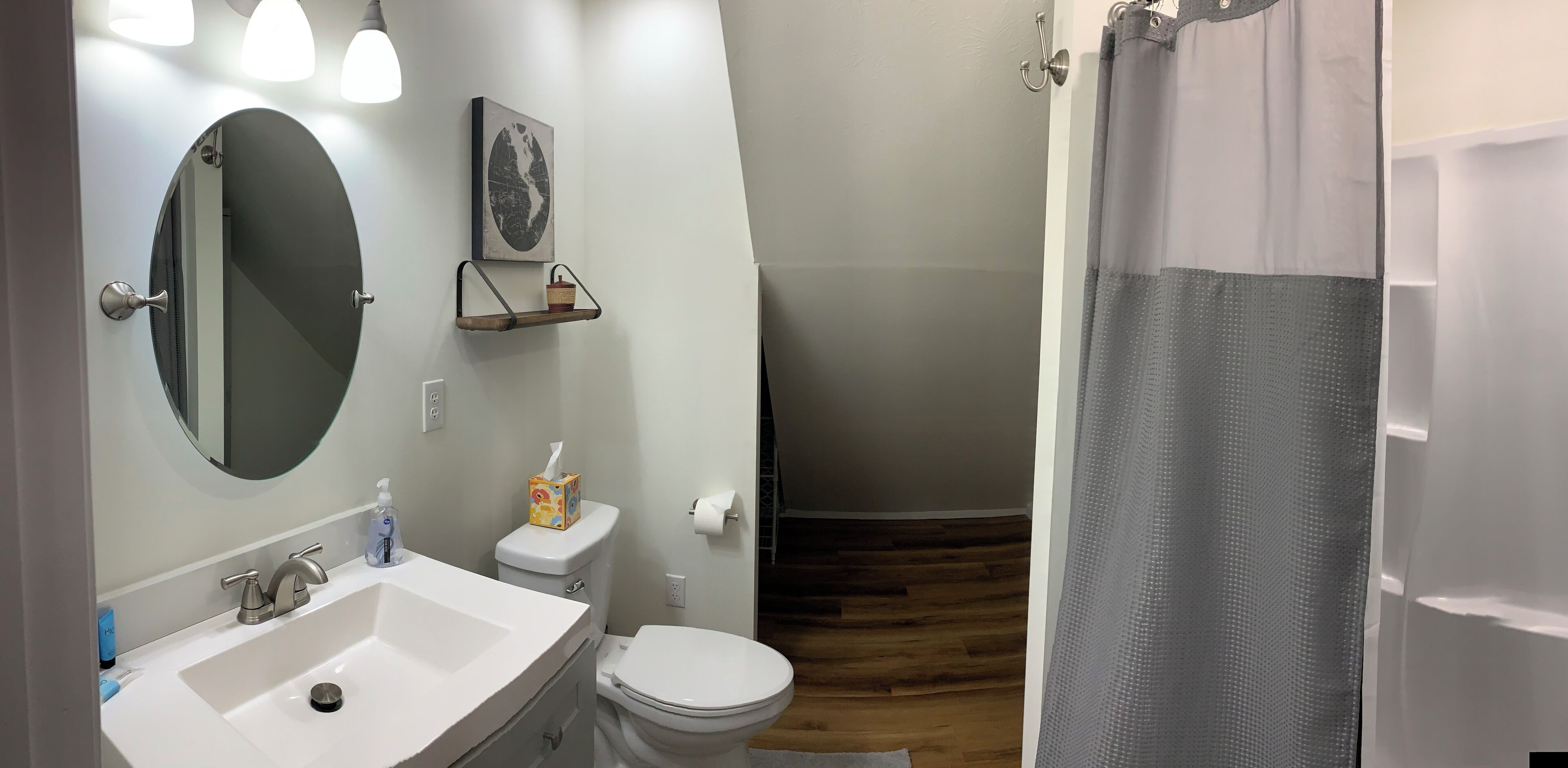 Suihku, hiustenkuivaaja, pyyhkeet, saippua