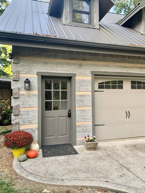 Exterior detail - Perfect for Two! The Oak Hill Loft, Fairview. 30min from Nashville or Franklin (Fairview)