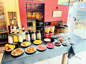 Free daily continental breakfast - HOTEL VALLE GRANDE (El Nihuil)