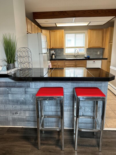 Easy Summer Living - Park the Car & Relax! Walk to Shops, Dining & the Lake