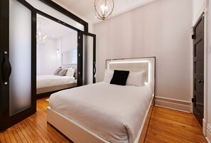 4 sovrum, skrivbord, strykjärn/strykbräda och resesäng