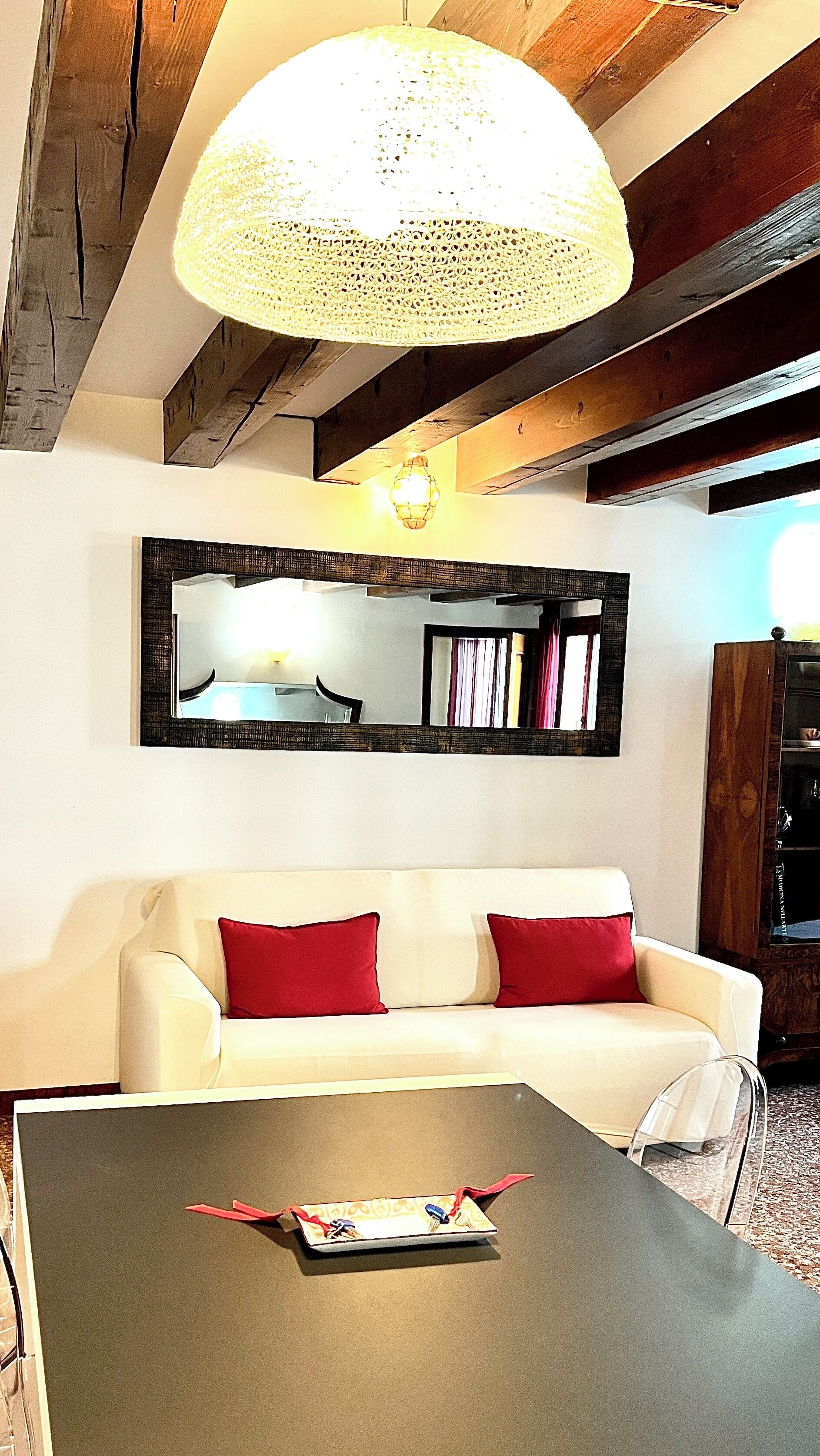 TV connectée, cheminée, livres