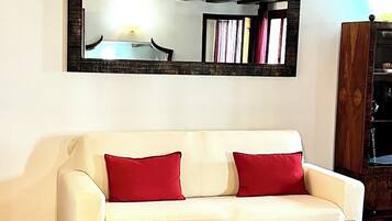 Smart TV, chimenea y libros