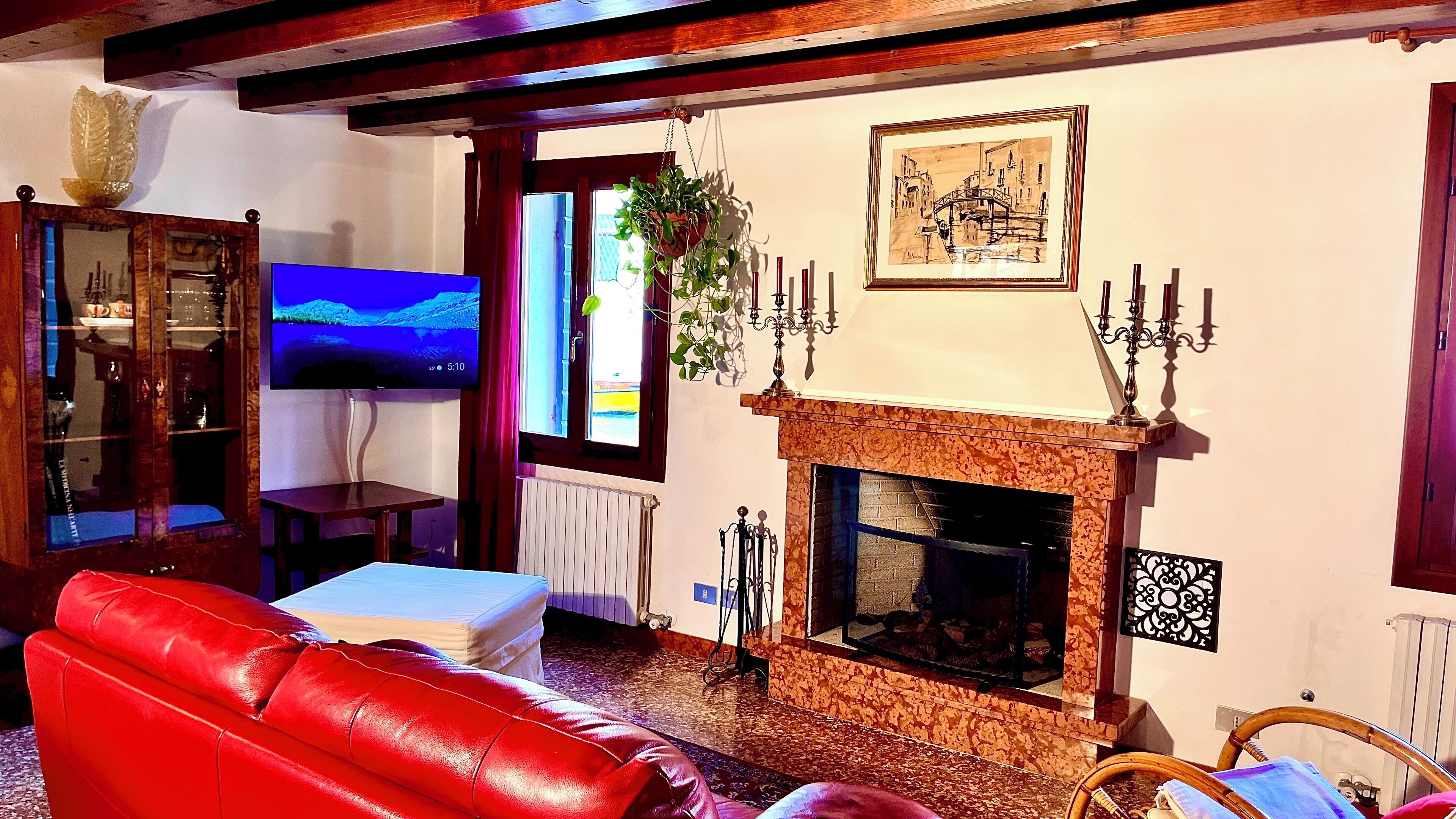 TV connectée, cheminée, livres