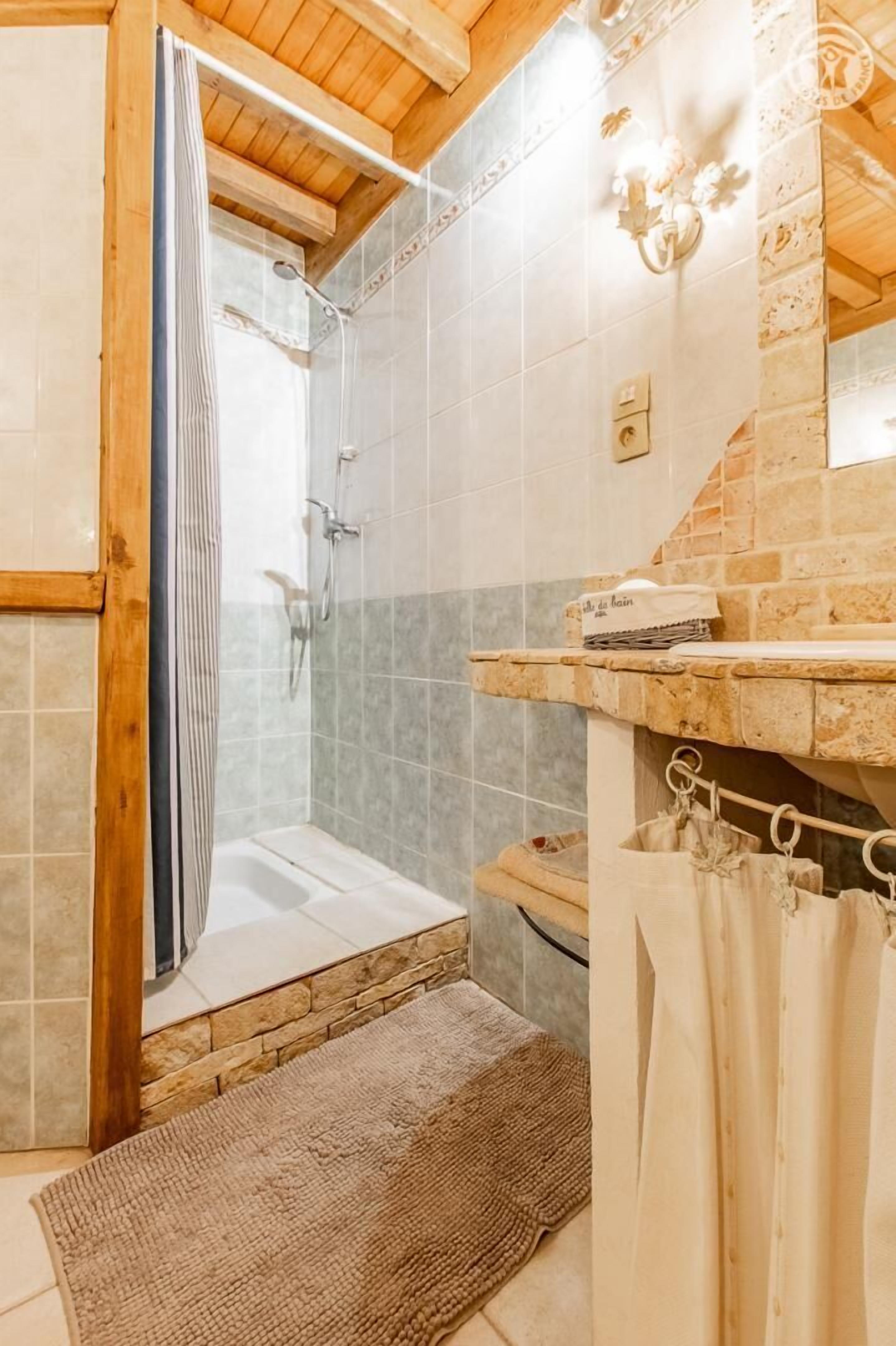 Shower, free toiletries, towels
