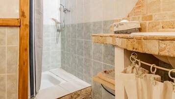 Shower, free toiletries, towels