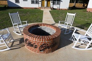 Terrace/patio - Luxurious 1-Bedroom Apartment (Monroeville)