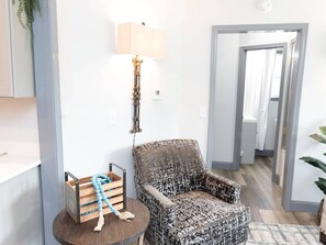 Interior - Luxurious 1-Bedroom Apartment (Monroeville)