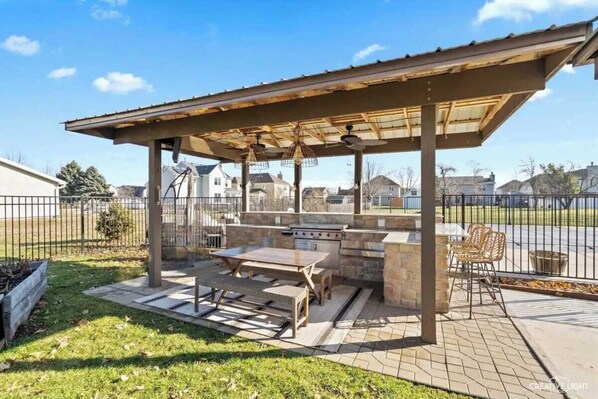 (OUTDOOR KITCHEN) Welcome to a griller's paradise! Fire up the flat top grill, enjoy drinks by granite countertops, and watch the game on a 40" smart TV in the outdoor bar area. 
Grill, chill, and unwind. 