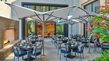 2 restaurantes; se sirven desayunos, comidas y cenas