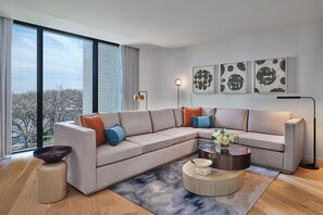 Accessible Metropolitan Suite | In-room safe, individually decorated, individually furnished, desk