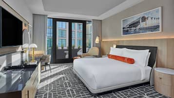 Patio Deluxe King | In-room safe, desk, laptop workspace, cribs (free)