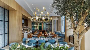 2 restaurants; breakfast, lunch, and dinner served